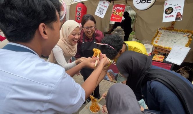 
					Lewat VokHumFest 2026, Mahasiswa Vokasi UI Perkuat Branding UMKM Warung JBE Dengan Booth Interaktif