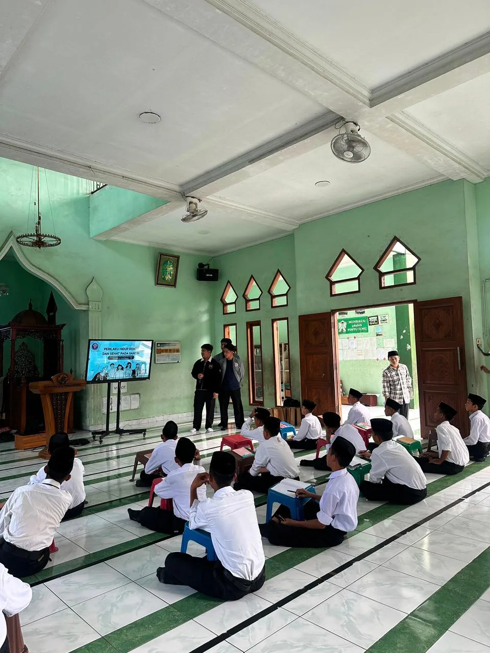 Tim Abdimas Universitas Gunadarma – Memberikan Penyuluhan Perilaku Hidup Bersih dan Sehat pada Santri