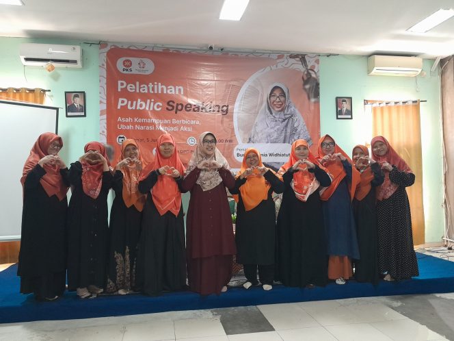 
					Hj. Iin Nur Fatinah Dukung Peningkatan Kapasitas Pengurus Perempuan PKS Beji Melalui Pelatihan Public Speaking