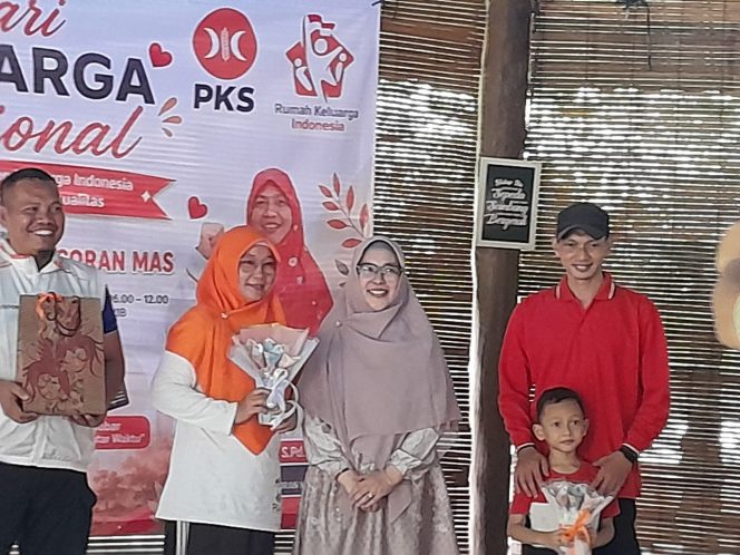 
					Hj. Iin Nur Fatinah Hadiri Family Gathering PKS Pancoran Mas, Tekankan Pentingnya Keluarga Harmonis