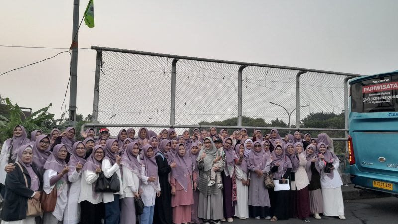 Hj. Iin Nur Fatinah Lepas Keberangkatan Majelis Ta’lim Kelurahan Baktijaya