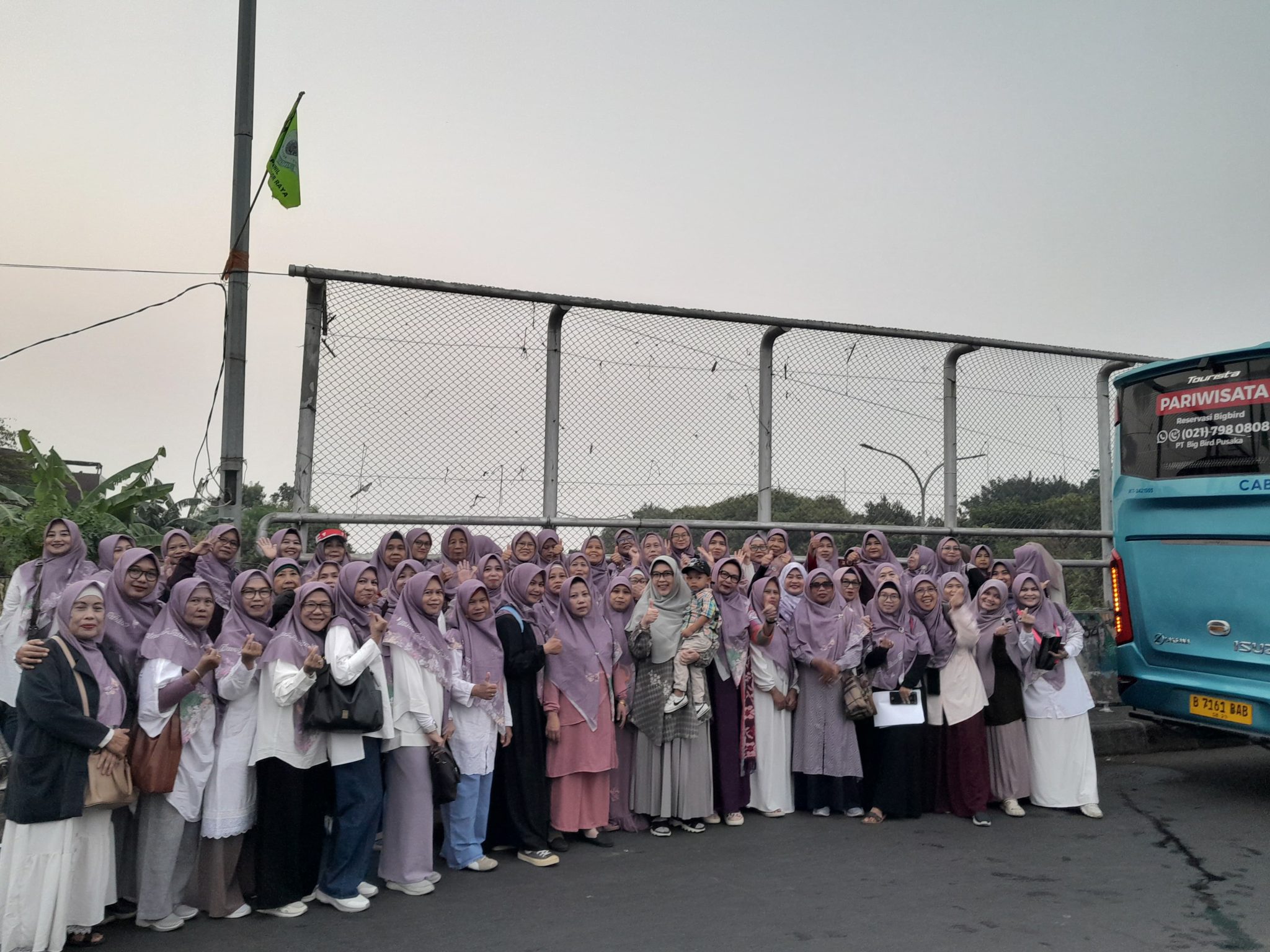 Hj. Iin Nur Fatinah Lepas Keberangkatan Majelis Ta’lim Kelurahan Baktijaya