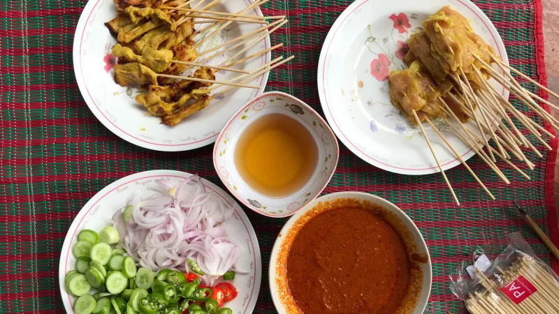 Review 7 Sate Khas Depok dengan Bumbu Kacang Warisan Generasi: Mana yang Paling Otentik?